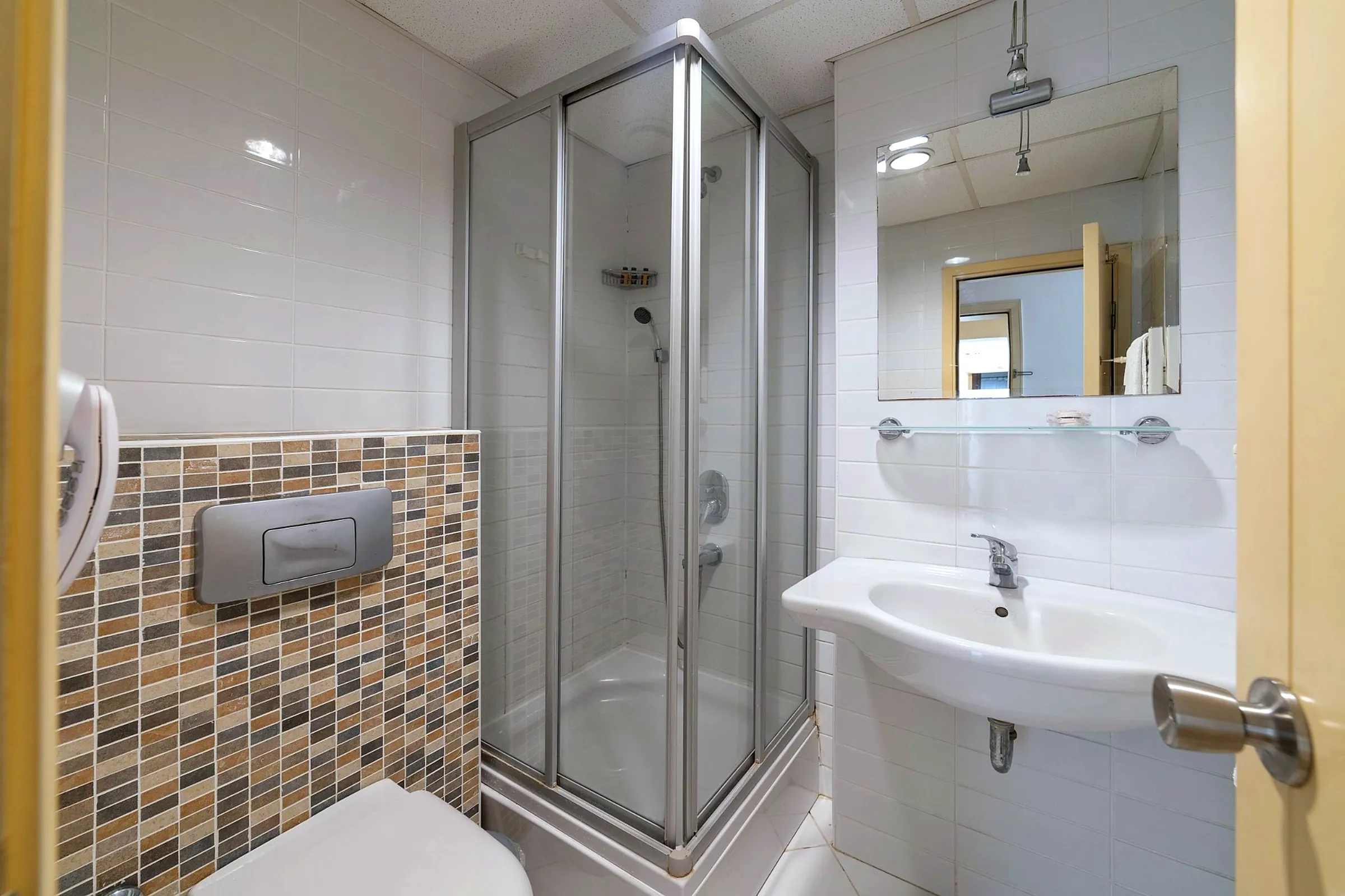 Badezimmer mit Duschkabine und Waschbecken