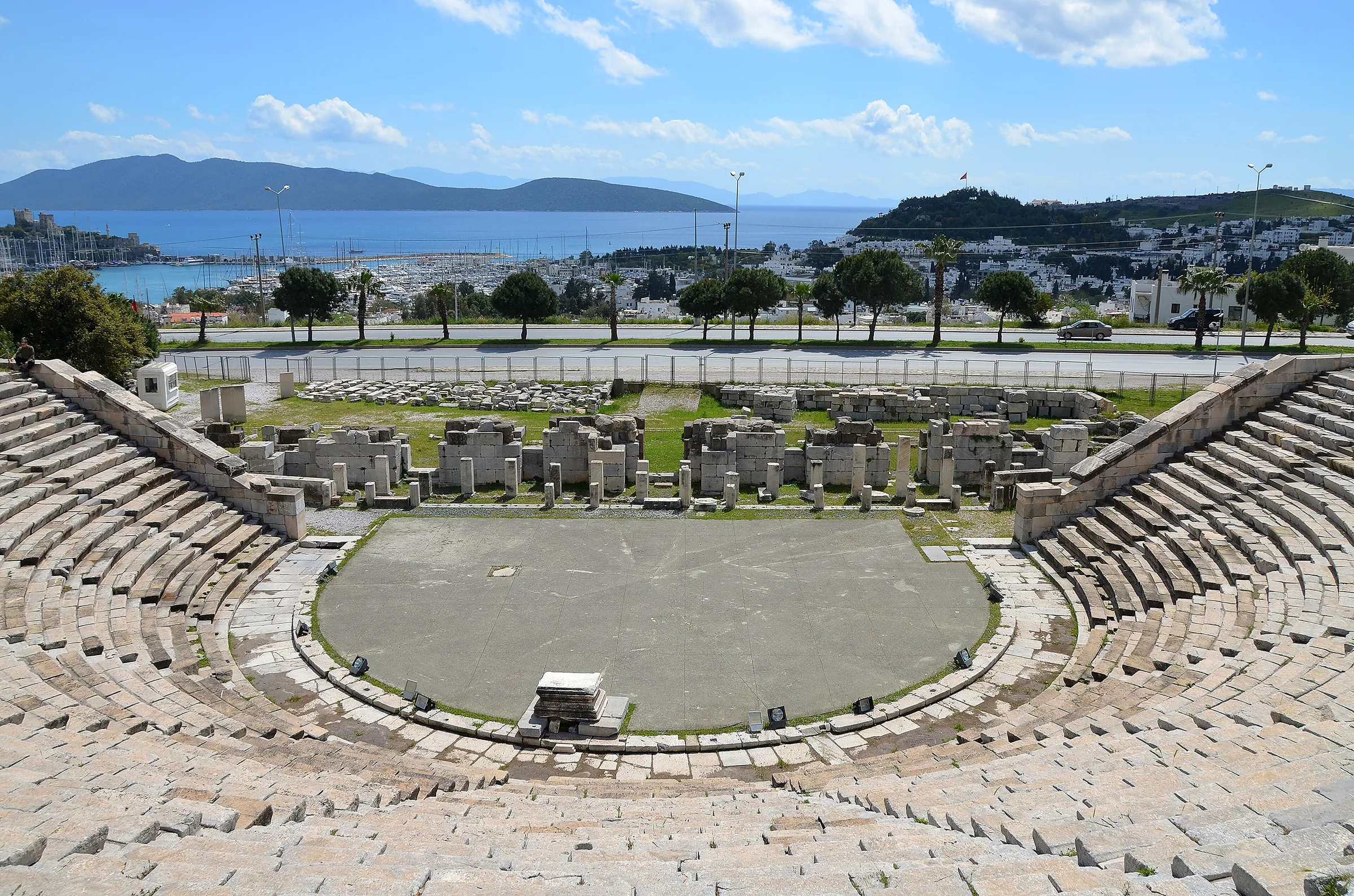 Das antike Theater von Bodrum mit der Stadt dahinter