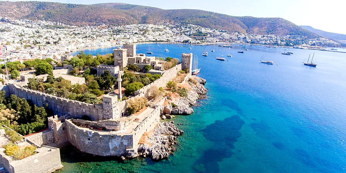 Die Burg von Bodrum und der Hafen von oben