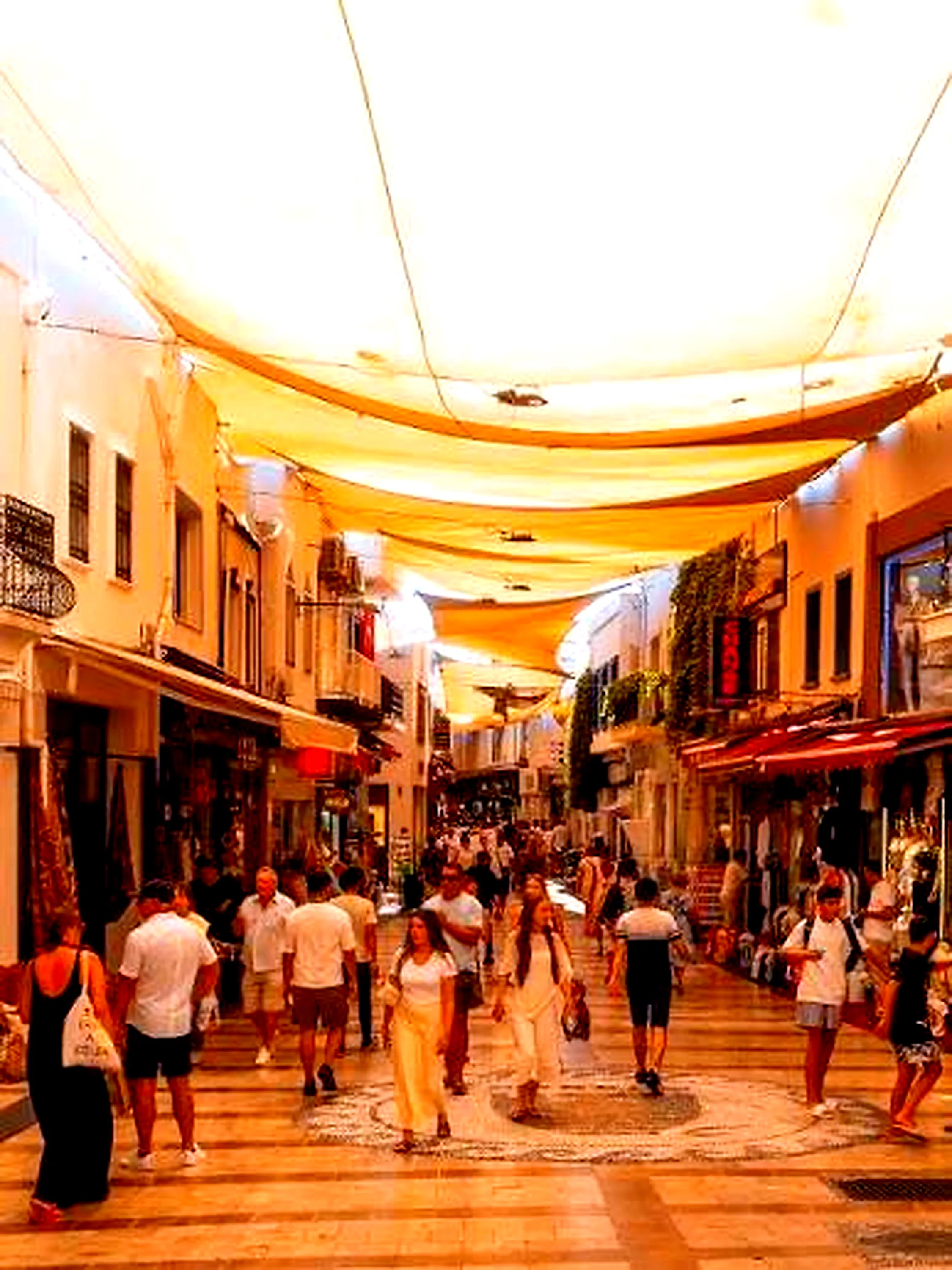 Eine beschattete Gasse im Basar von Bodrum