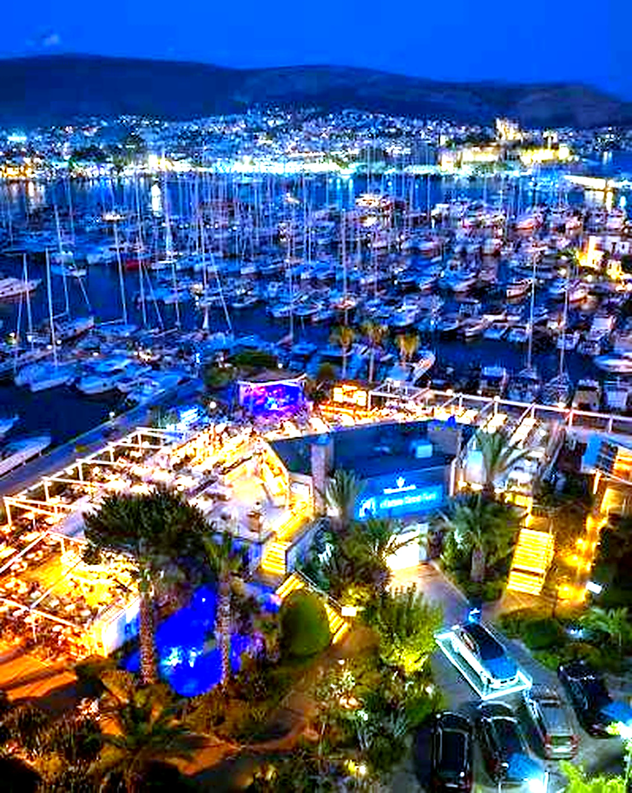 Die Marina von Bodrum bei Nacht aus der Luft