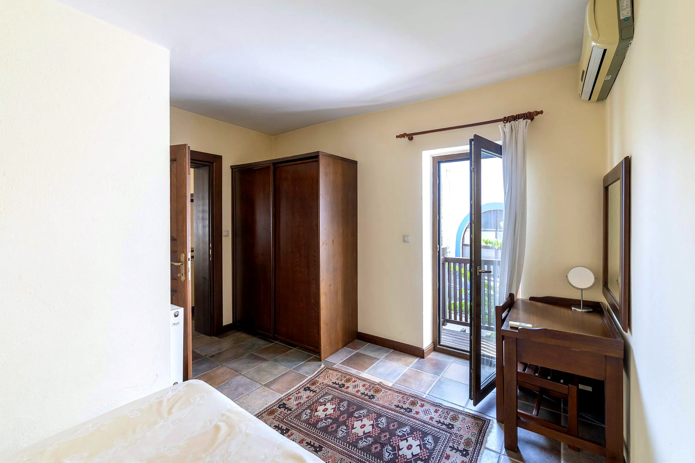 Kleiderschrank und Schreibtisch in einem Standardzimmer