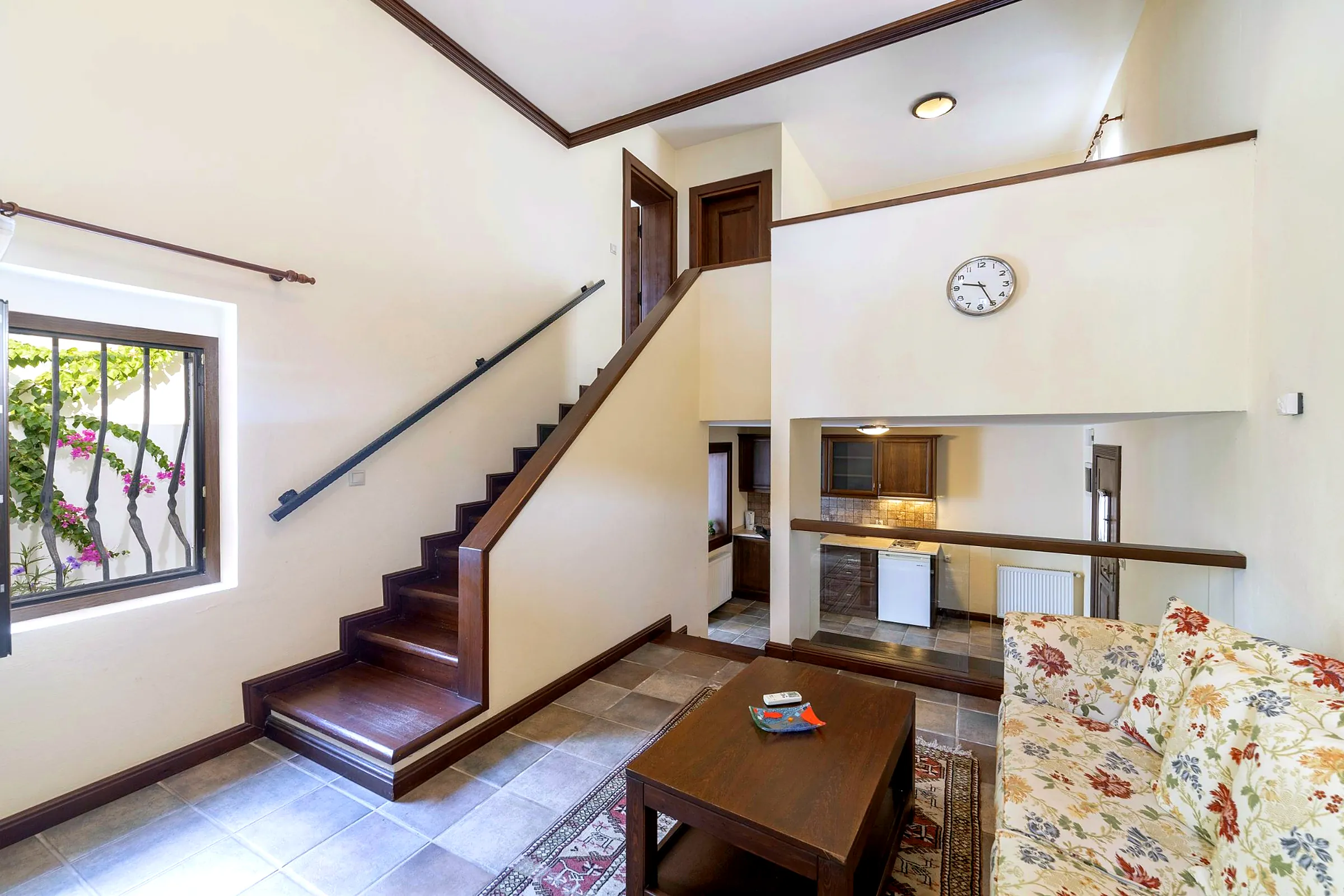 Wohnraum und Innentreppe der 80 m² Maisonette-Familiensuite in Bodrum
